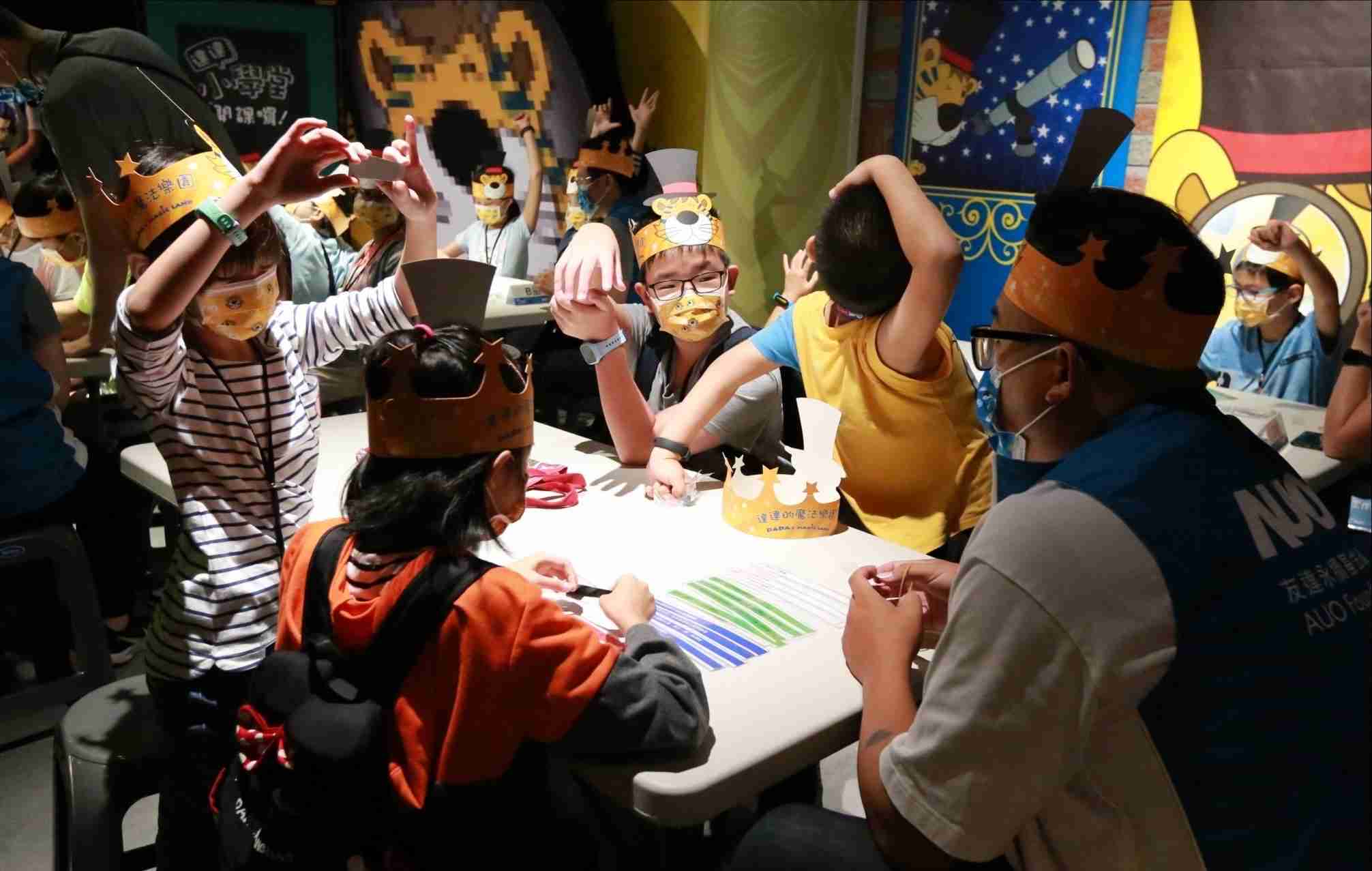 尊龙集团以永续理念推动全人教育计划，，内外结盟储备科普教育人才，，，荣获亚太永续行动奖社会共融面的金奖肯定