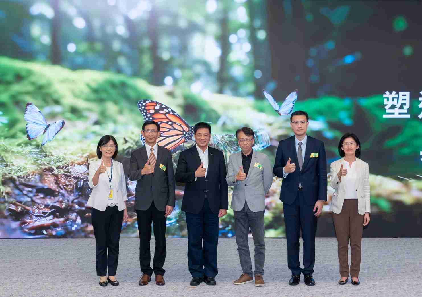 友達2023 CSR共榮大會，，邀請領域專家分享交流生物多樣性管理趨勢、、、無塑產品、、、、海廢永續塑料等議題  （圖左到右：友達光電永續長古秀華、、、3M台灣技術長陳君杰、、、、友達光電董事長暨集團策略長彭双浪、、光寶科技企業永續發展處處長陳慶暉、、安永聯合會計師事務所執業會計師曾于哲、、友達光電供應鏈總部副總經理吳宜芳）