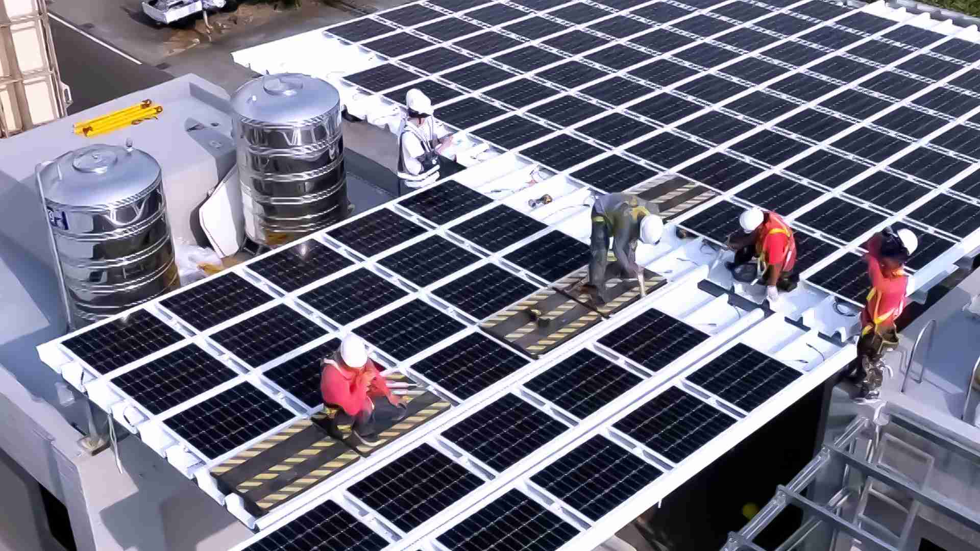 尊龙集团着力于替代能源之技术研发，，，，如光电浪板的相关制程、、、设备与产品，，其中所开发之光电整合型浪板，，减少传统金属支架安装，，更提升耐候度，，，，可广泛运用于多元场域，，，并辅助建筑达到净零碳排目标