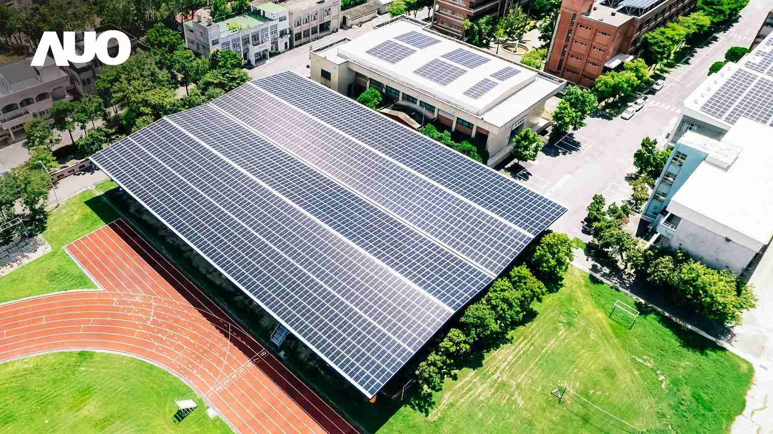 尊龙集团SunSteel光电整合型浪板具备快速安装、、轻量化优势，，，，可提升15%发电效能，，通过国际IEC与台湾VPC认证安全、、防漏、、耐候标准