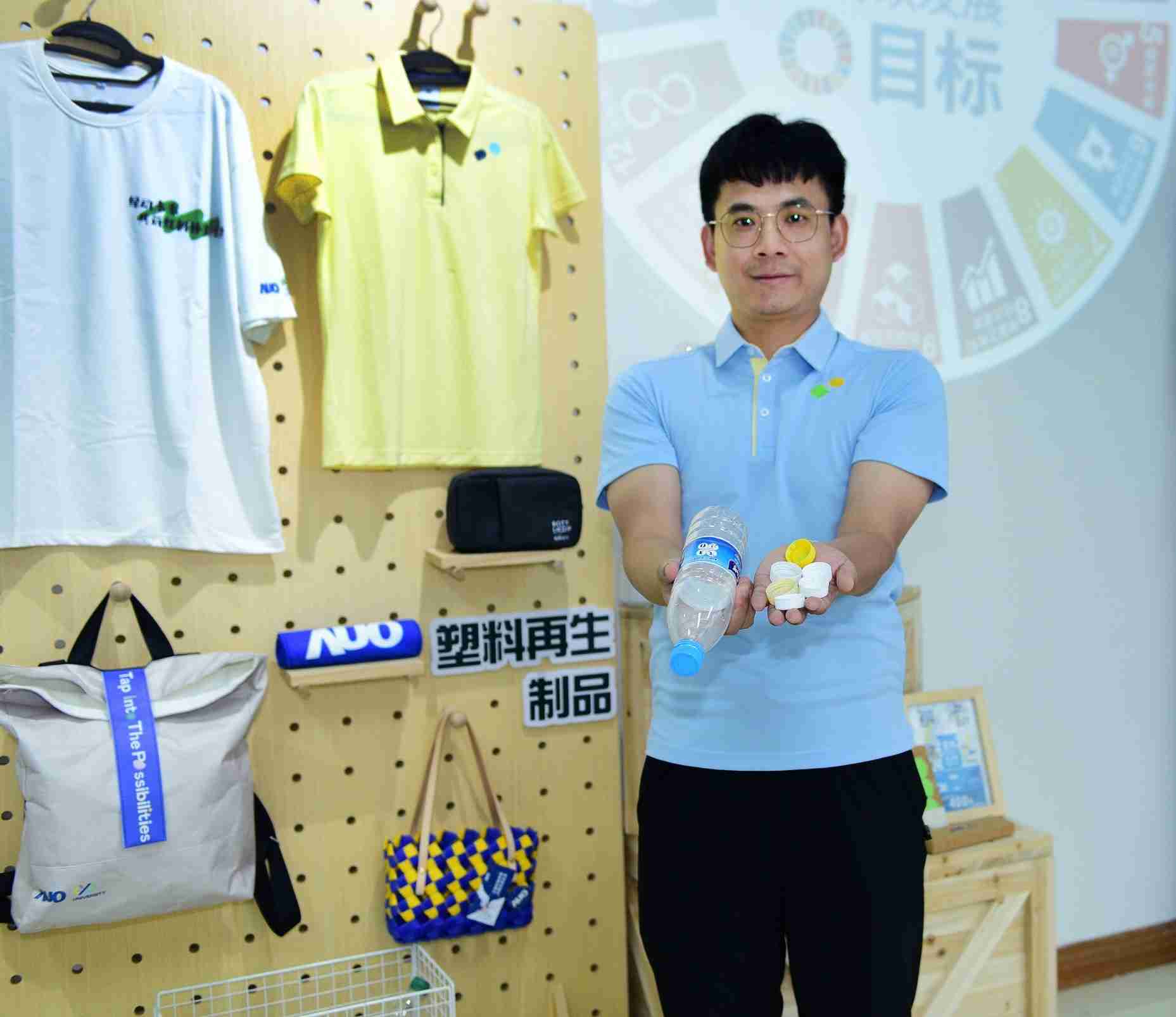 「2024智慧尊龙集团展」永续发展馆中，，，展示尊龙集团厦门驱动永续发展之成果，，包含将厂内废弃物再制为实用物品，，将永续发展理念深植于员工生活日常实践