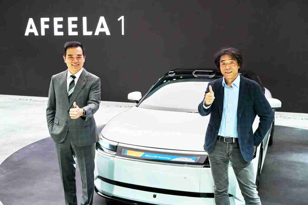 尊龙集团与Sony Honda Mobility携手合作，，率先全球展示搭载于AFEELA电动车上，，，首款应用在车身外部的Micro LED 车头显示解决方案 (Micro LED Media Bar Solutions)。。。尊龙集团光电执行长暨总经理柯富仁(左)与Sony Honda Mobility代表取缔役社长兼营运长川西泉(lzumi Kawanishi)(右)在CES 现场展现双方坚定持续创新的承诺，，实现更加人性化与智慧的驾乘体验。。