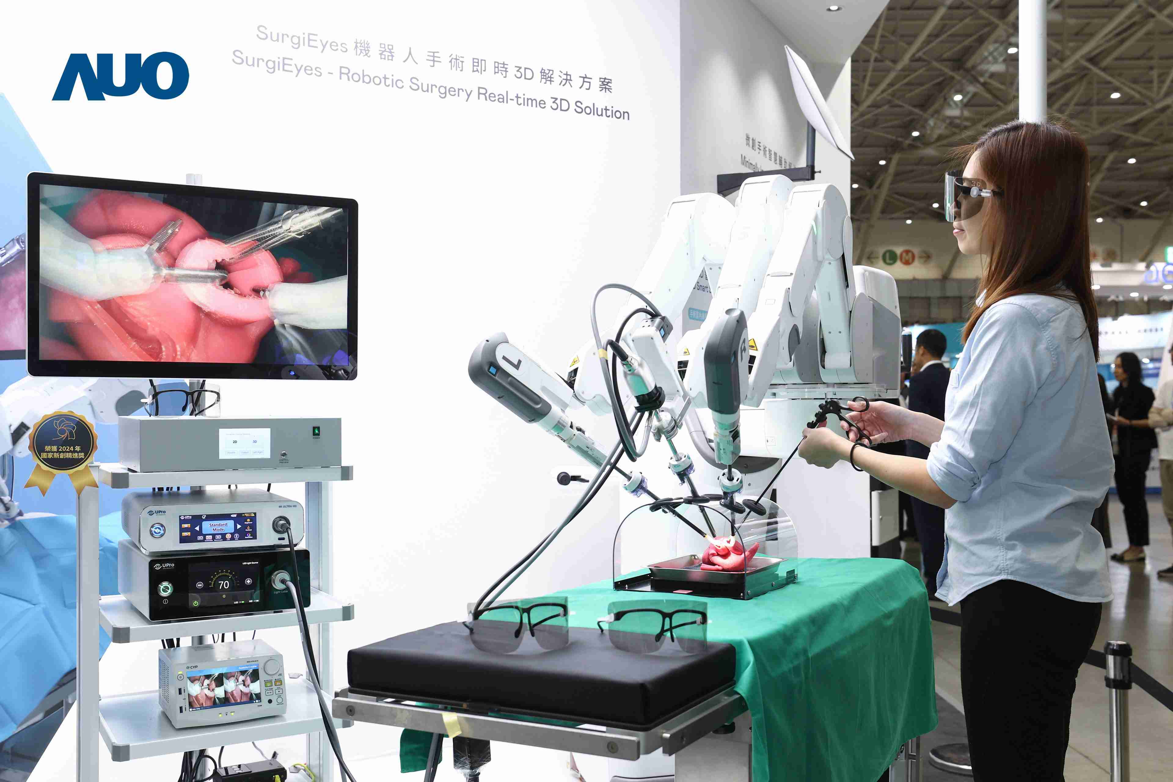 达擎以领先的3D显示技术推出〝SurgiEyes机器人手术实时3D解决方案〞，，，，整合先进3D图像处理与独家3D垂直宽视角、、、、广色域的显示技术，，，手术团队可实时同步主刀医师视角看到清晰3D影像，，，，提升沟通效率与安全性。。。