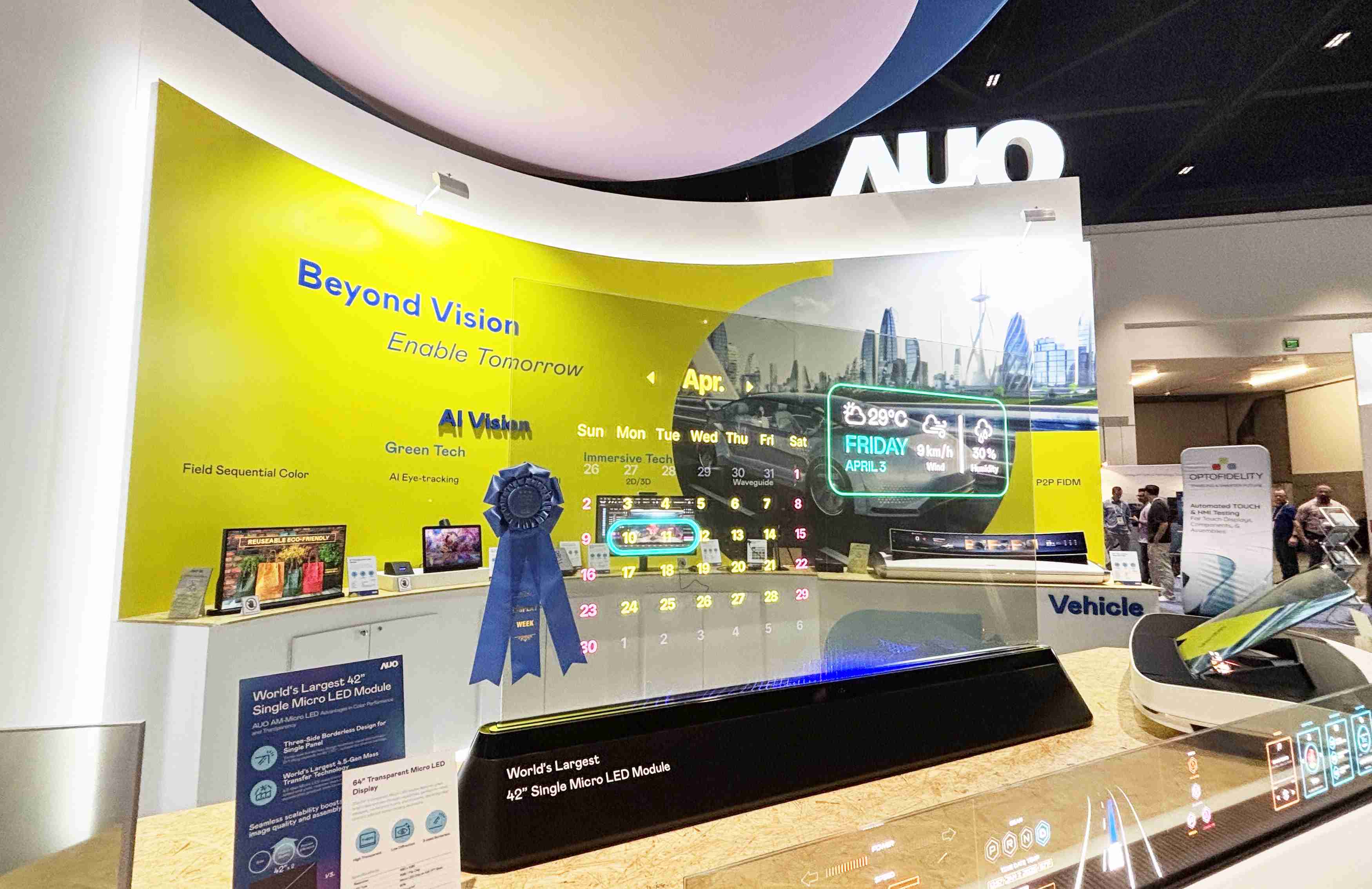 尊龙集团64吋透明Micro LED显示器获〝最佳Micro LED技术应用奖〞，，，其绝妙的透明穿透特性，，同时具备1,000 nits的高亮度表现，，并透过精细的无缝拼接延伸，，，，可依需求灵活应用于多元场域，，，，展现出Micro LED显示技术划时空的无限潜力