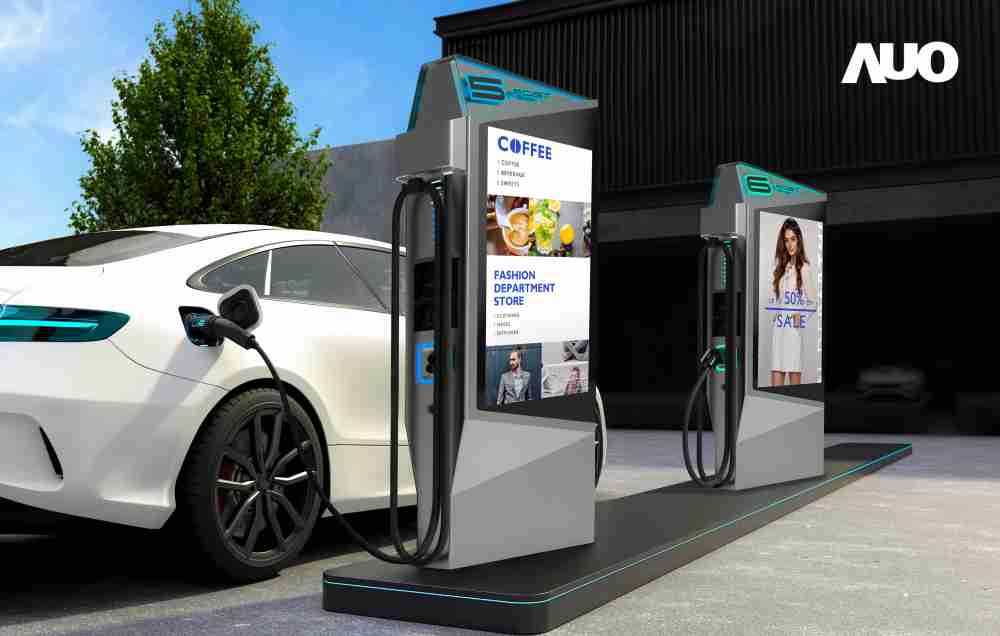 达擎 “55吋高亮度户外防水显示器”，，在阳光直射环境下仍可呈现清晰鲜明之影像质量，，，，可灵活安装于充电桩及智能电杆，，，成为数字户外广告 （DOOH）最佳宣传利器